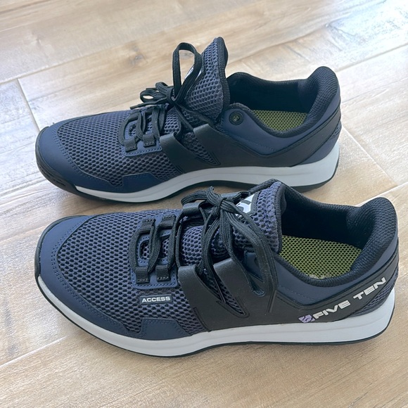 Five Ten Mesh Access Approach Shoes - Picture 1 of 7